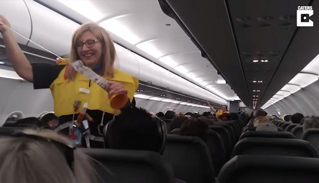 Un tripulante de cabina sorprende a sus pasajeros con divertidad manera de dar indicaciones de seguridad. (Facebook)