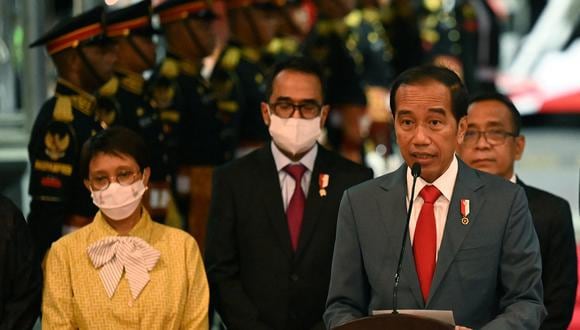 El presidente de Indonesia, Joko Widodo (derecha), tras llegar al aeropuerto internacional Ngurah Rai en Tuban, regencia de Badung en la isla turística de Bali, Indonesia, el 13 de noviembre de 2022. (Foto de Sonny Tumbelaka / AFP)
