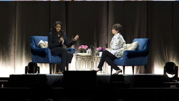 La ex primera dama Michelle Obama acompañada por la ex asesora principal del presidente Barack Obama, Valerie Jarrett, habla a la multitud mientras presenta sus memorias anticipadas "Becoming" en Washington. (Foto: AP)