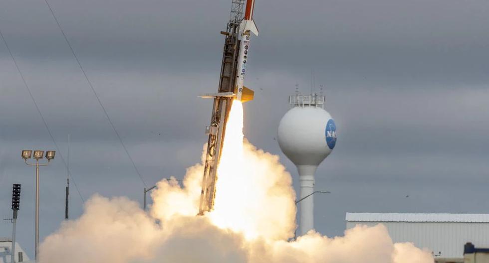 El Departamento de Defensa de Estados Unidos lanza un cohete desde el campo de lanzamiento de la NASA en la instalación de vuelo de Wallops durante una prueba de armas hipersónicas, el 26 de octubre de 2022. (REUTERS/Evelyn Hockstein).