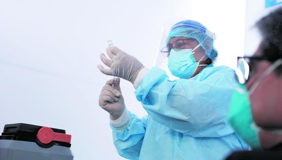El Minsa contempla la aplicación de dosis de refuerzo de la vacuna contra el COVID-19 a personal de salud utilizando fármacos de diferentes laboratorios | Foto: Archivo El Comercio