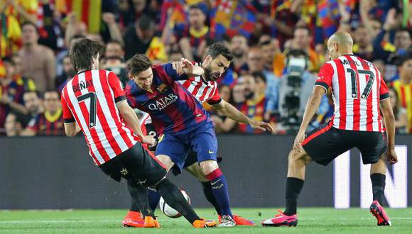 Lionel Messi eludiendo a los jugadores del Athletic Bilbao en la final de la Copa del Rey 2015. (Foto: REUTERS)
