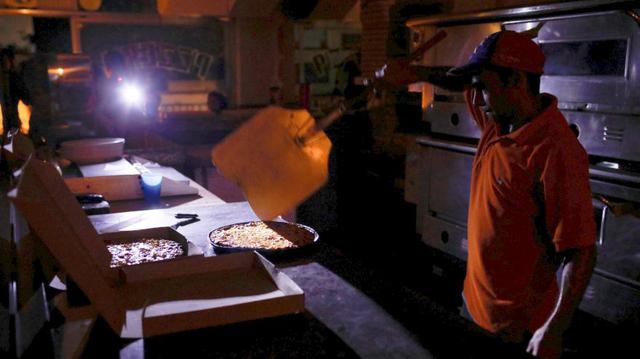 Apagón en Venezuela | Caos, desabastecimiento y muertes: El país petrolero vive más de 60 horas sin energía. (Reuters)