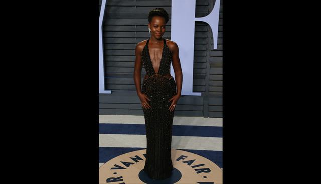 Lupita Nyong’o se robó las palmas con este diseño de paillettes negro con profundo escote y ‘cut-out’ en los lados. (Foto: AFP)