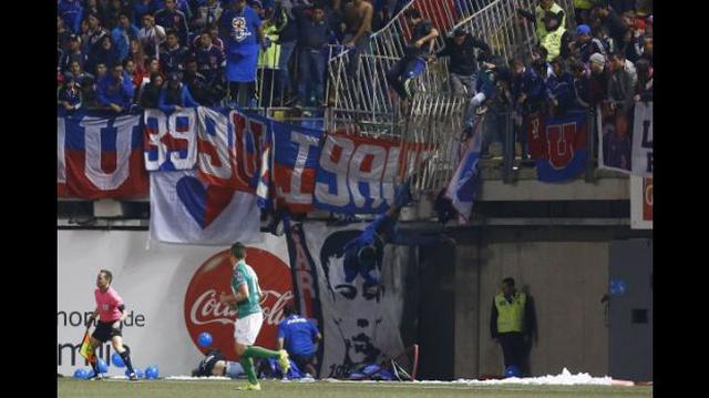 Terrible: hinchas cayeron de tribuna en partido de 'U' de Chile - 2