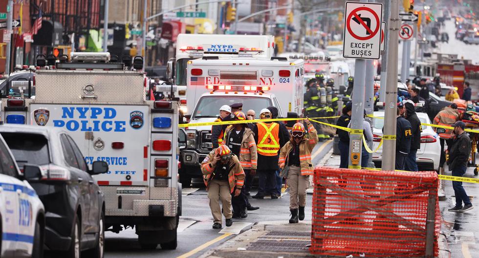 Funcionarios del Departamento de Policía y Bomberos de la ciudad de Nueva York en la escena de un tiroteo múltiple reportado en una estación de metro en el distrito de Brooklyn. (EFE /EPA/JUSTIN LANE).