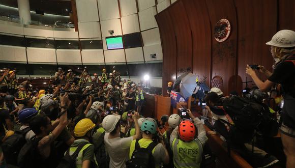 Manifestantes antigobierno ocupan el recinto del Parlamento de Hong Kong. Foto: AFP