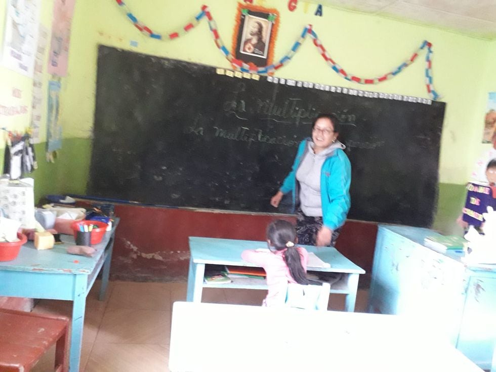 La docente María Vidal junto a su única alumna en Shongohuarco.