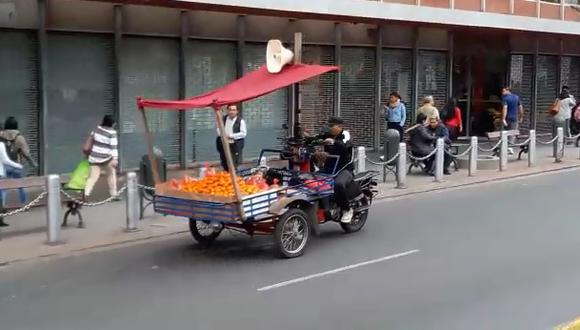 Personas en carretilla invaden las principales vías para vender sus productos. (Foto: Pier Barakat)