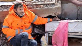 Le regalaron una casa: Ola de solidaridad para turco fotografiado sosteniendo la mano de su hija muerta tras terremoto