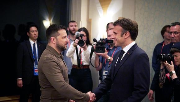 Presidente de Ucrania, Volodymyr Zelensky (izquierda), reunido con el presidente de Francia, Emmanuel Macron, al margen de la Cumbre de Líderes del G7 en Hiroshima. (Foto del Servicio de Prensa Presidencial de Ucrania / AFP)