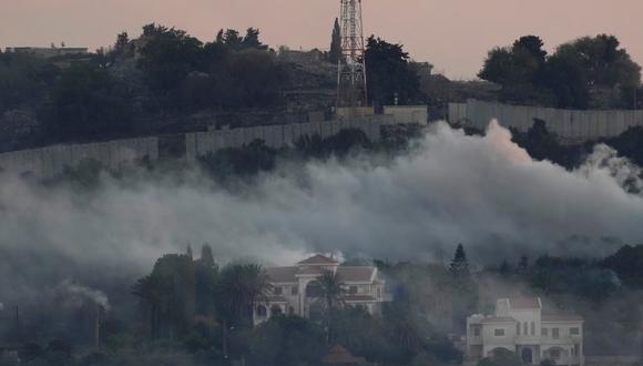 El humo se eleva desde los bombardeos de artillería israelí en Dahaira, una aldea fronteriza libanesa con Israel, en el sur del Líbano, mientras una de las posiciones del ejército israelí que fue atacada por combatientes de Hezbolá se ve en el fondo superior, el 16 de octubre de 2023. (Foto: AP)