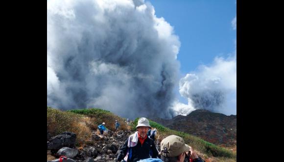 Volcán en erupción deja un muerto y más de 30 heridos en Japón