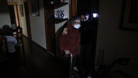 Doña Georgina y su hija viven en un cuarto piso en Miraflores. Ante un sismo fuerte, esperarían a que pasara el movimiento para luego evacuar. (Foto: Hugo Pérez / @photo.gec)