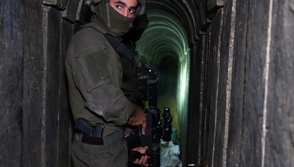 Un soldado se encuentra en lo que el ejército israelí dice que es un túnel excavado por militantes de Hamás dentro del complejo hospitalario de Al-Shifa en la ciudad de Gaza, el 22 de noviembre de 2023. (Foto de Ahikam SERI / AFP)