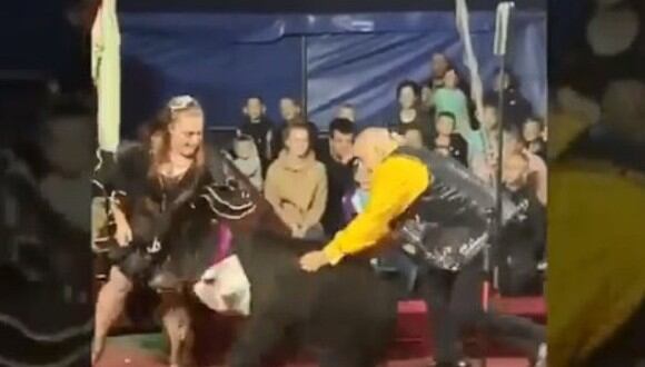 Oso ataca a su entrenadora en un show de circo en Rusia. (Foto: @siberian_times / Twitter)