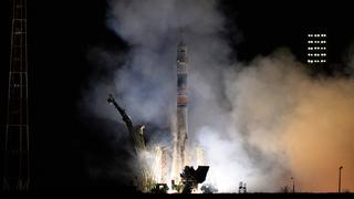 Tres astronautas viajan en el cohete Soyuz camino a la EEI