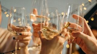 Por qué no debes combinar bebidas alcohólicas con medicamentos en fiestas de Año Nuevo