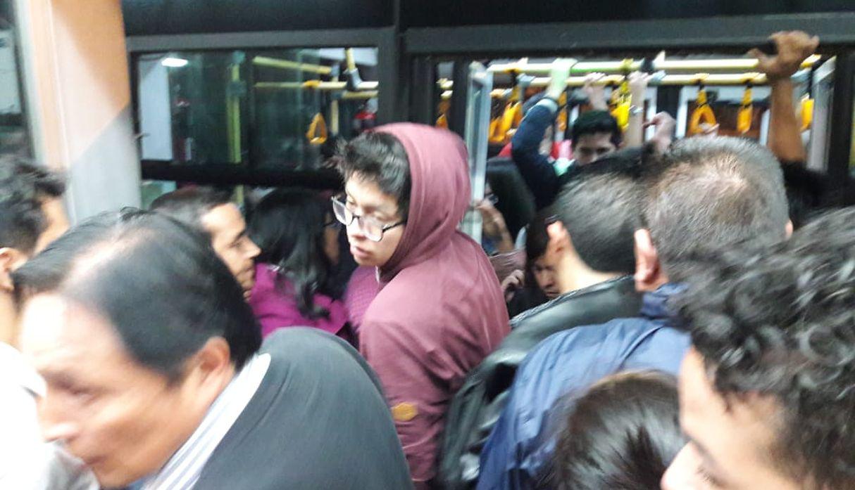 Los terminales que lucieron más abarrotados fueron Estadio Nacional y Estación Central, donde los hinchas bajaban para dirigirse al recinto deportivo. Los policías y orientadores del Metropolitano no se daban abasto para controlar la situación. (El Comercio)