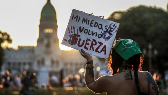 Miles de mujeres marchan en conmemoración del Día Internacional de la Mujer, en Buenos Aires, Argentina, el 8 de marzo de 2023. (Foto de Juan Ignacio Roncoroni / EFE)