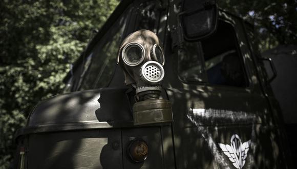 Una máscara de gas es colocada en un vehículo militar en un puesto de control mantenido por militares ucranianos en las afueras de la ciudad de Lysychansk, en la región oriental de Ucrania de Donbás, el 23 de mayo de 2022. (Foto: ARIS MESSINIS / AFP)