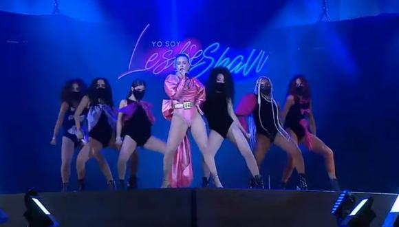Leslie Shaw lució un body rosado y se presentó con seis bailarinas. (Foto: Captura HTV).