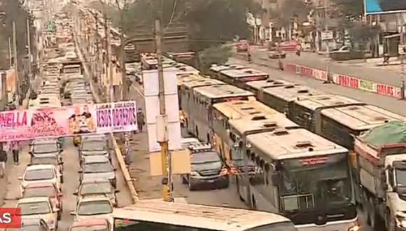 Congestionamiento y caos tras ponerse en marcha extensión del plan de desvío vehicular por obras del Metropolitano. (Captura: América Noticias)