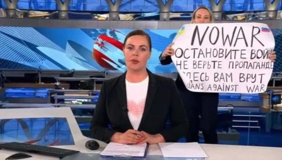Marina Ovsyannikova, sosteniendo un cartel que dice "Detengan la guerra. No crean en la propaganda. Aquí les están mintiendo" durante un estudio de televisión al aire en el noticiero vespertino más visto de Rusia, en Moscú el 14 de marzo de 2022. (Handout/AFP)