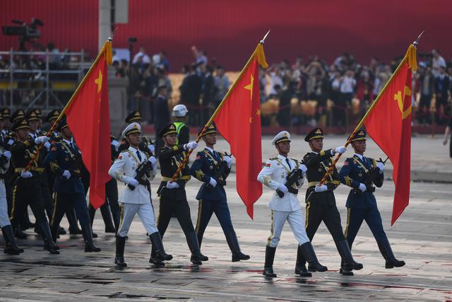 Soldados chinos participan del desfile militar en la plaza de Tiananmen, en Beijing, por el aniversario 70 de la fundación de la República Popular de China. (AFP)