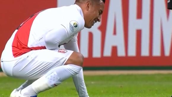 La cábala que usa Christian Cueva en cada partido con la 'Bicolor'. (Foto: Captura DirecTv Sports)