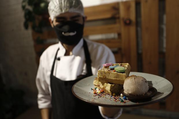 Nougat waffle, prepared at El Bigote.  (Photo: Cesar Campos / El Comercio)