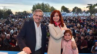Kirchner y Fernández prometen mejorar la economía en su primer acto de campaña | FOTOS