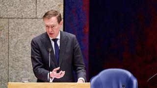 Ministro holandés se desmaya en pleno debate del Parlamento sobre coronavirus | VIDEO