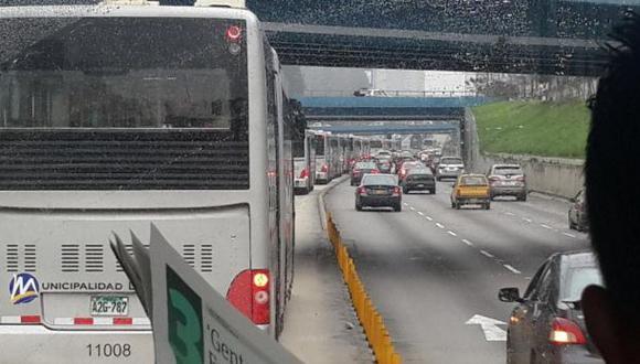 Bus del Metropolitano quedó varado perjudicando a otros buses