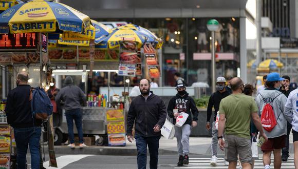 Un hombre sin máscara cruza una calle en Manhattan, Nueva York (Estados Unidos), el 27 de abril de 2021. (Angela Weiss / AFP).