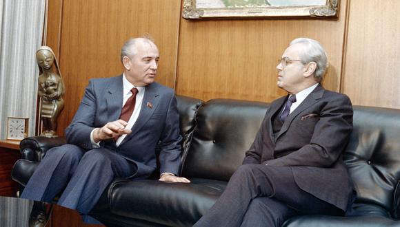 Javier Pérez de Cuéllar y Mijaíl Gorbachov reunidos, el 7 de diciembre de 1988, en la sede de la ONU en Nueva York. (Foto: AFP)
