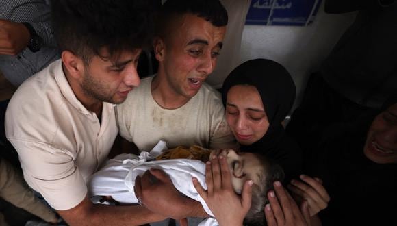 Palestinos lloran a sus familiares muertos en el bombardeo israelí, en el hospital al-Najjar en Rafah, en el sur de la Franja de Gaza, el 29 de abril de 2024. (Foto de AFP)