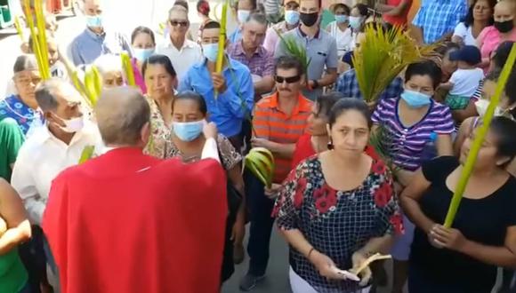 Un sacerdote de Honduras pidió perdón el lunes por haber arrancado, un día antes, el cubrebocas del rostro al menos a dos feligreses. (Captura de video).