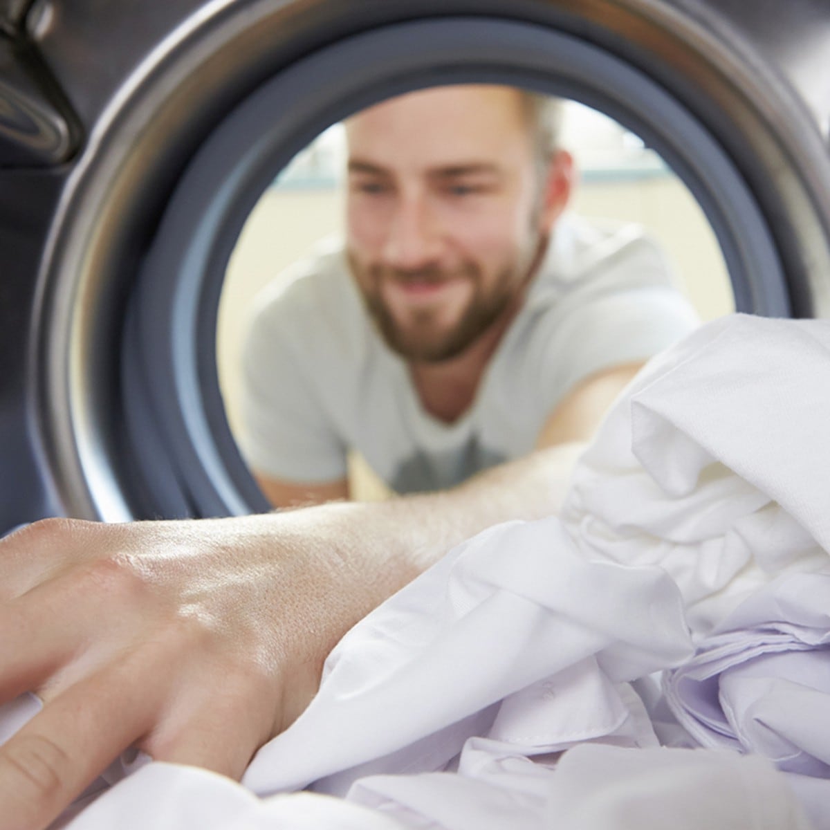 La OCU explica cómo lavar, tender y planchar la ropa para que ho haya  arrugas