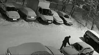 YouTube: ruso recoge nieve de autos ajenos por puro civismo