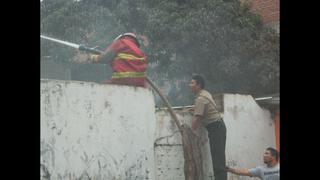 Policías provocan incendio al quemar basura cerca de comisaría