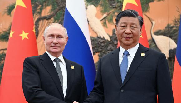 El presidente ruso Vladimir Putin y al presidente chino Xi Jinping. (Foto de Sergei GUNEYEV / POOL / AFP / ARCHIVO)