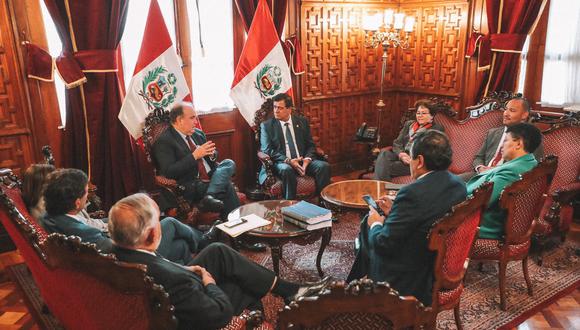 López Aliaga indicó que “mal haría en darle un aval” al presidente Castillo, al reunirse con él como alcalde de Lima, “que es la segunda autoridad elegida por voto popular en el país”. (Foto: Congreso)