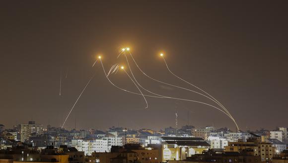 Cohetes son interceptados por el sistema de defensa aérea Domo de Hierro de Israel el 11 de mayo de 2023. (Foto de MOHAMMED ABED / AFP).