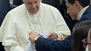 Gianluca Lapadula, su encuentro con el Papa Franciso y la entrega de la camiseta de la Selección Peruana | FOTOS