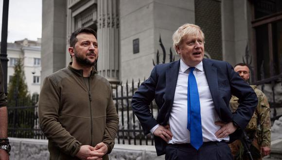 El primer ministro británico Boris Johnson (derecha) y el presidente ucraniano Volodymyr Zelensky hablan después de caminar en el centro de Kiev, el 9 de abril de 2022. (AFP).