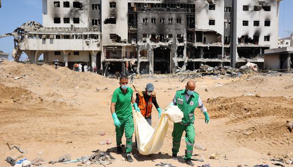 La defensa civil y forense palestina recupera restos humanos en los terrenos del hospital Al-Shifa, el hospital más grande de Gaza, que fue reducido a cenizas por una incursión israelí de dos semanas. (Foto de AFP)