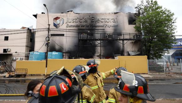 Bomberos acuden a combatir un incendio, hoy, en Asunción (Paraguay). (Foto de EFE/ Nathalia Aguilar)