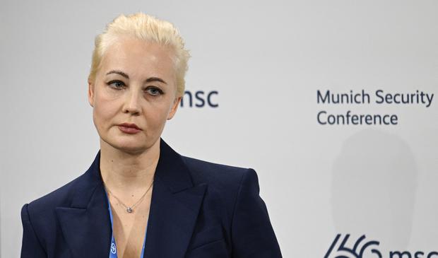 Yulia Navalnaya, esposa del difunto líder de la oposición rusa Alexei Navalny, asiste a la Conferencia de Seguridad de Munich el 16 de febrero de 2024. (Foto de THOMAS KIENZLE / AFP).