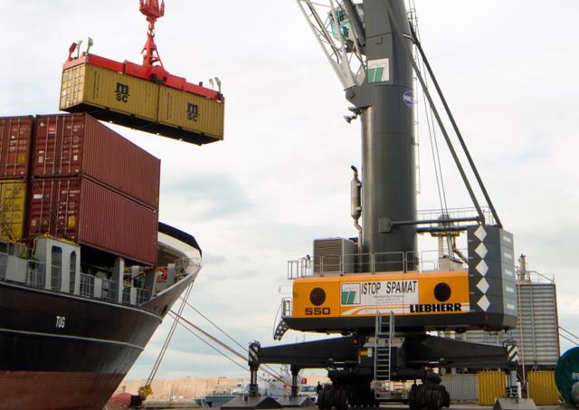 El Puerto San Martín de Pisco, operado por el concesionario Terminal Portuario Paracas S.A, contará con dos grúas móviles Liebherr LHM 550, que agilizarán los procesos de carga a granel y en contenedores. La inversión fue de US$10 millones.